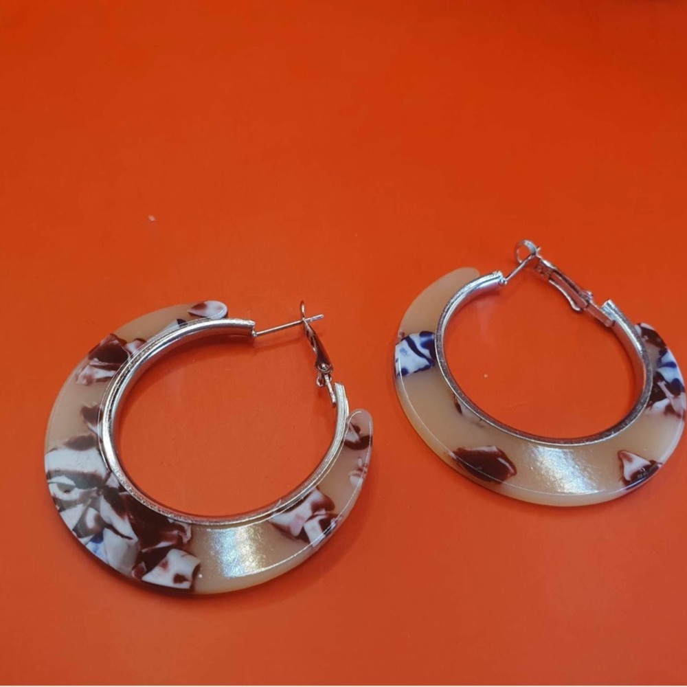 Women’s cream hoop earrings - Picture 4 of 4
